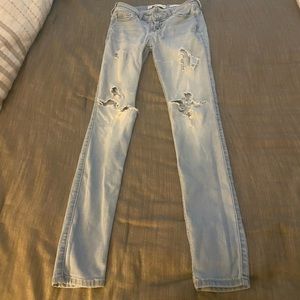 Size 1R Hollister ripped women’s jeans- stretch! Ripped and in great condition.